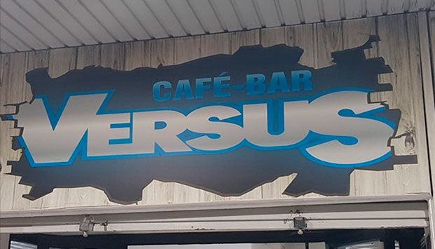 CAFÉ BAR VERSUS